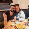Eita! Bernardo Langlott publica fotos de jantar romântico com Médico galã e levanta rumores de romance!