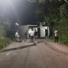Caminhão baú se envolve em acidente, no Roçadinho, em São José