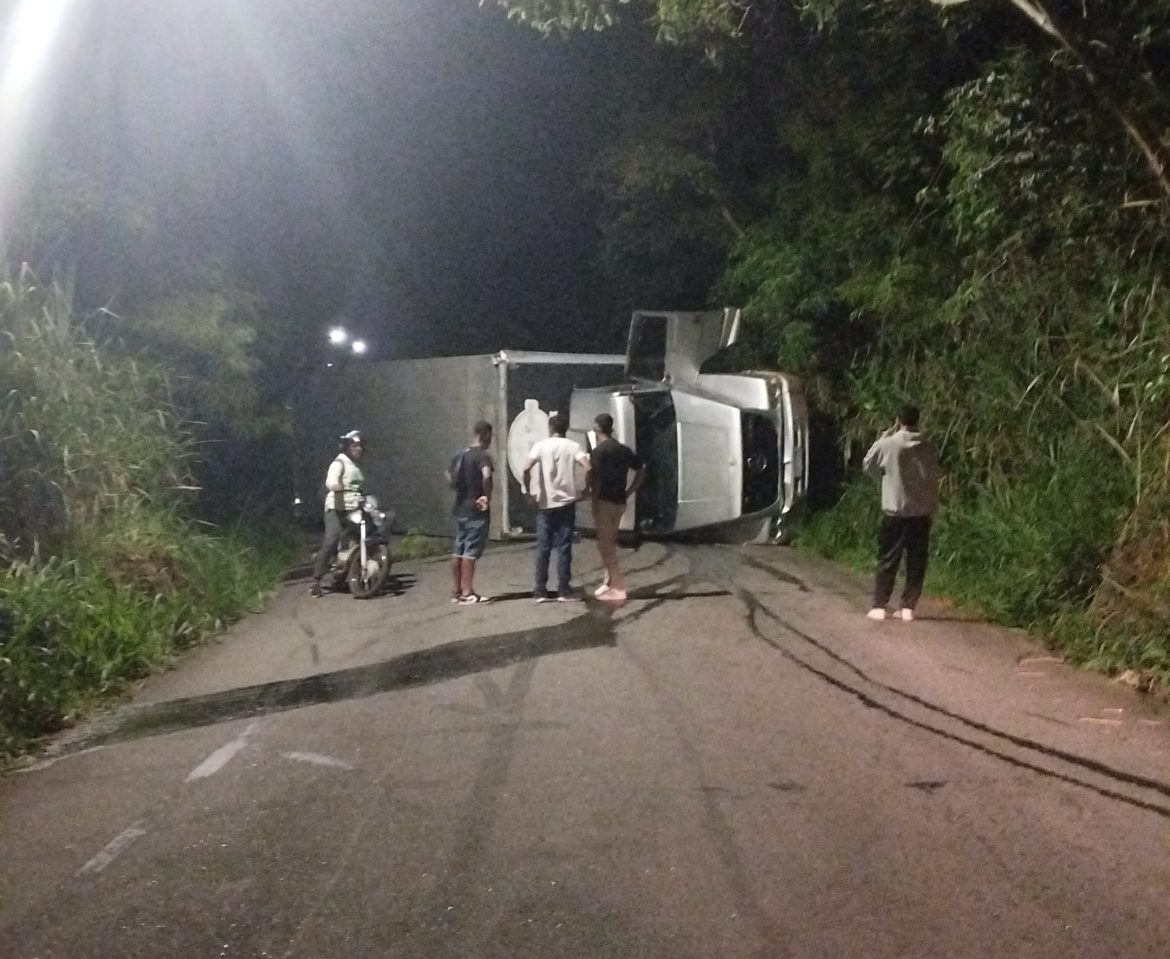 Caminhão baú se envolve em acidente, no Roçadinho, em São José