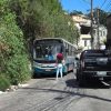 Menina de 10 anos é atropelada por ônibus após desviar de lixo em calçada de Petrópolis