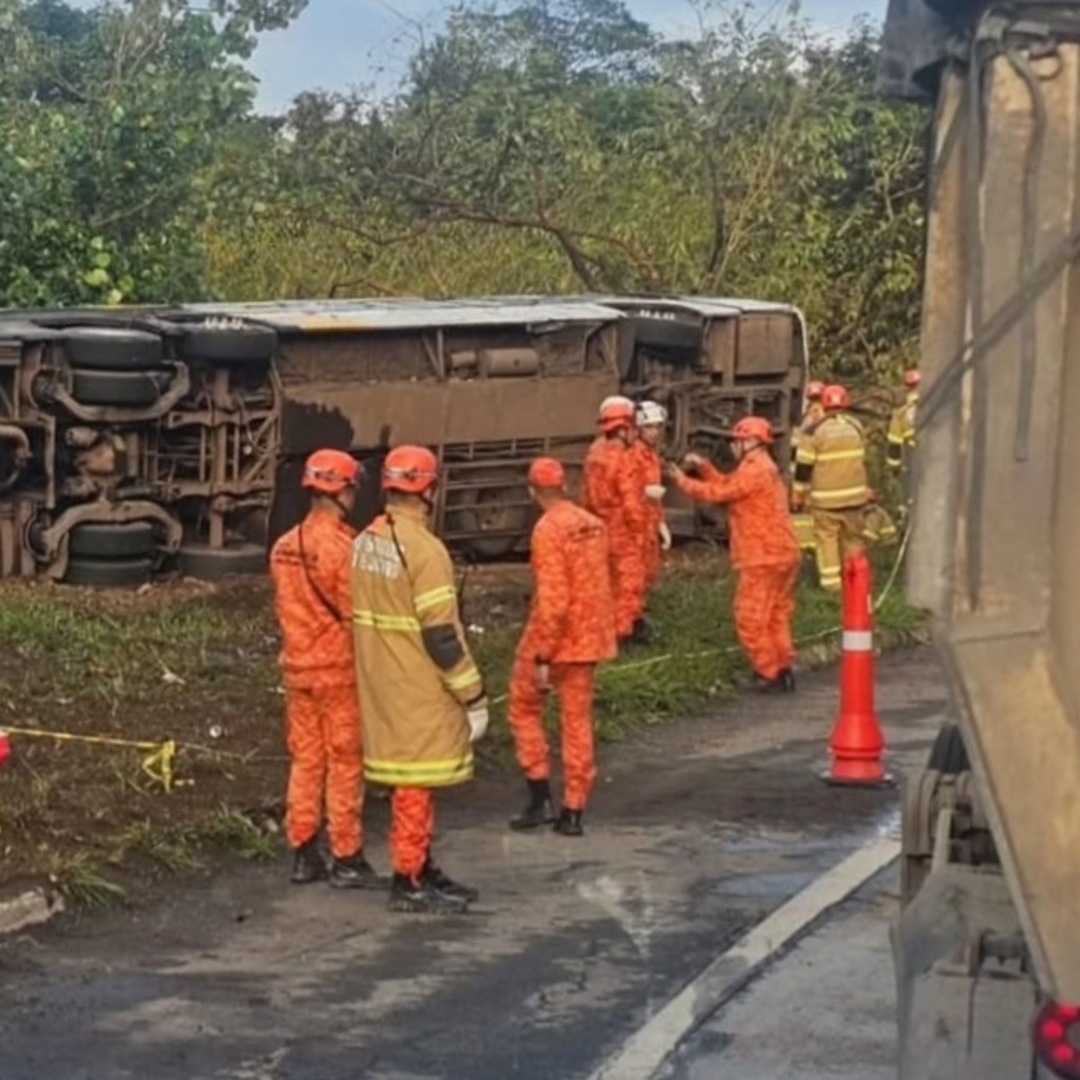 BR-040 | DESCIDA DA SERRA DE PETRÓPOLIS EM MEIA PISTA APÓS ACIDENTE COM ÔNIBUS