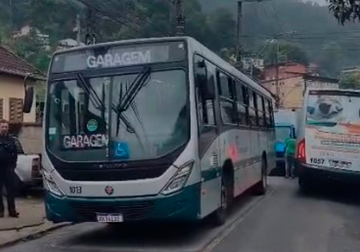 Homem morre após passar mal dentro de ônibus na Rua Mosela