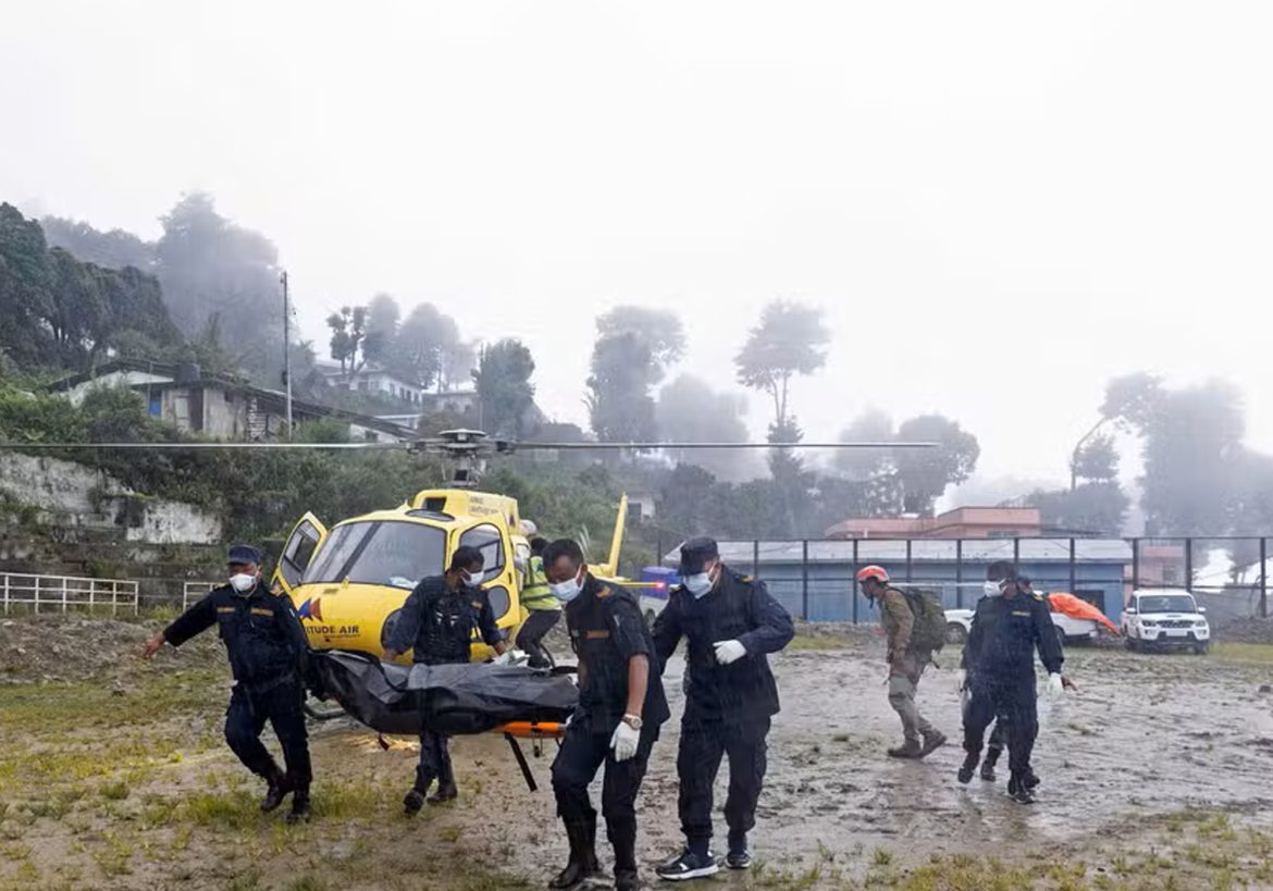 Passa de mil o número de mortos após enchentes e deslizamentos de terra entre Nepal e Tibete