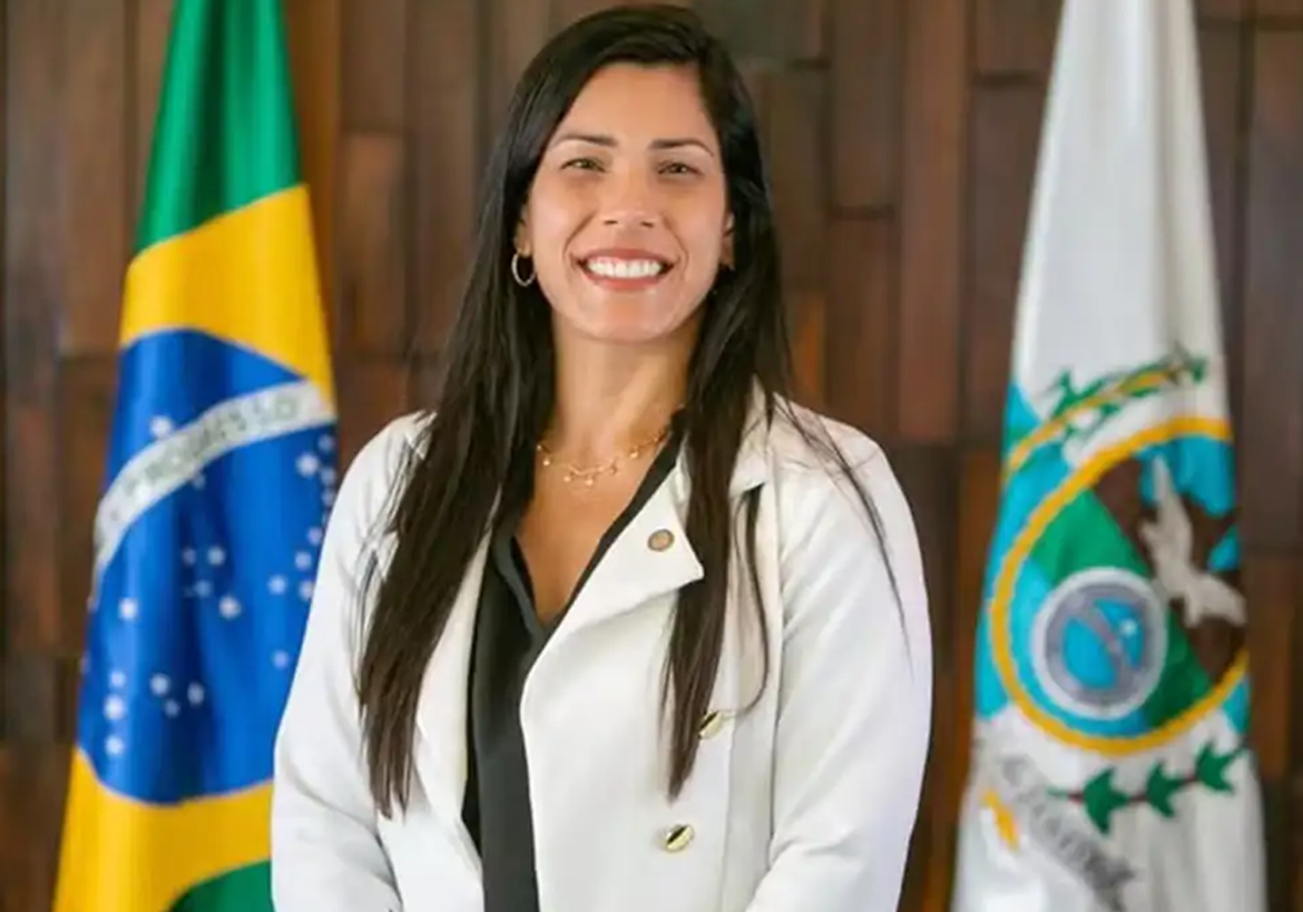 Justiça proíbe deputada de incentivar demissão de opositores