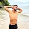 Thiago Capixaba rouba a cena com cliques sensuais na Praia do Morro, em Guarapari (ES)